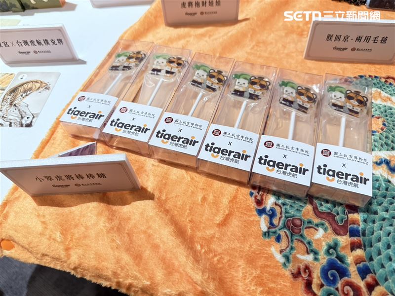 台灣虎航與故宮聯名商品棒棒糖。(圖/記者李育道攝影)