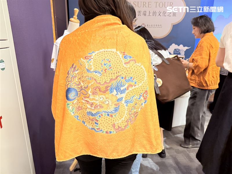 台灣虎航與故宮聯名毛毯細節。(圖/記者李育道攝影)