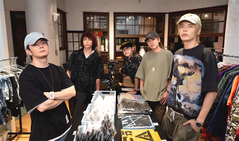 八三夭將團員服裝、配件及絕版周邊商品捐出義賣。(圖/不搖就滾提供)