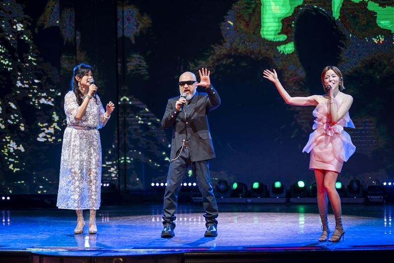 辛龍與郵輪合作,製作精彩歌舞秀「星龍秀」,邀請王瞳(右)、方季惟(左)合作。(圖/麗星郵輪提供)