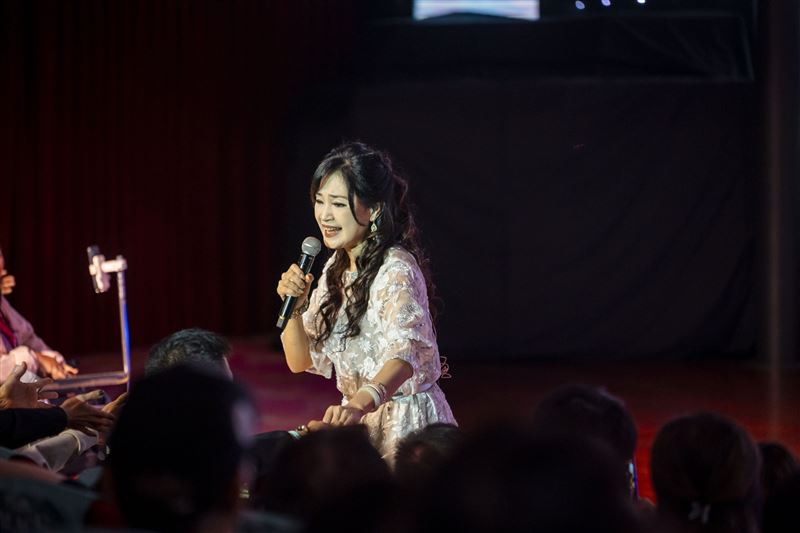方季惟在郵輪演出。(圖/麗星郵輪提供)
