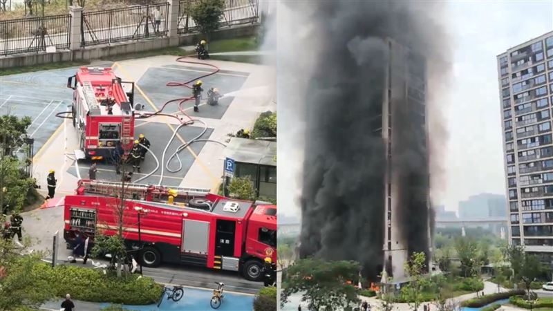 中國杭州一棟大樓被燒成黑柱,現場出動消防車緊急滅火。(圖/翻攝自微博)