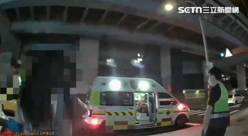 吳女直播時與熊男、鄒男等人發生爭執,雙方在網路上互嗆,之後相約出來「輸贏」,遭對方當街毆打噴辣椒水,警方將現場眾人逮捕。(圖/翻攝畫面)
