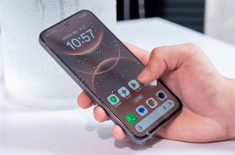 OPPO A7 Pro系列支援到暴雨觸控,可抵禦高達1,000 mmh極端降雨。(圖/OPPO提供)