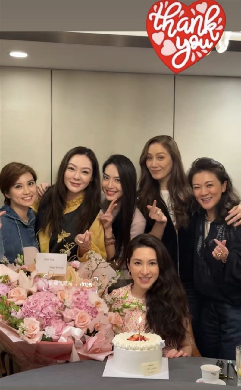 43歲白歆惠(後排3)狀態還是美。(圖/翻攝自小紅書)