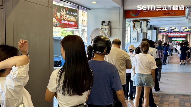 佳德鳳梨酥中秋前夕湧現排隊人潮,大單客戶400盒起跳。(圖/記者賴俊佑攝影)