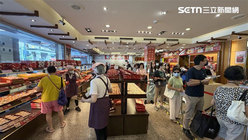 佳德鳳梨酥中秋節當天提早打烊,接著店休8天。(圖/記者賴俊佑攝影)