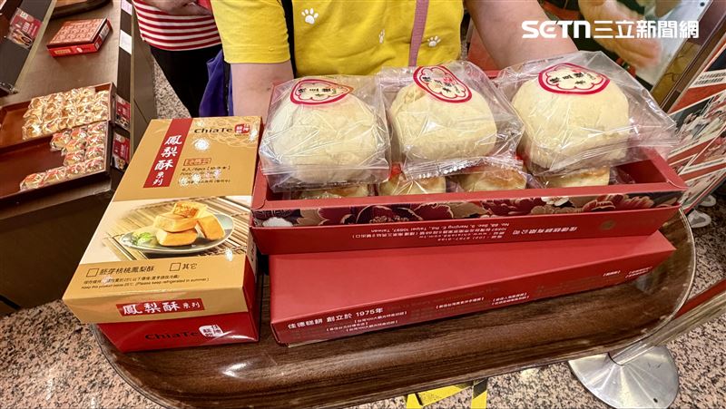 佳德鳳梨酥人氣品項TOP3為鳳梨酥、紅豆蛋黃酥和鳳凰酥。(圖/記者賴俊佑攝影)