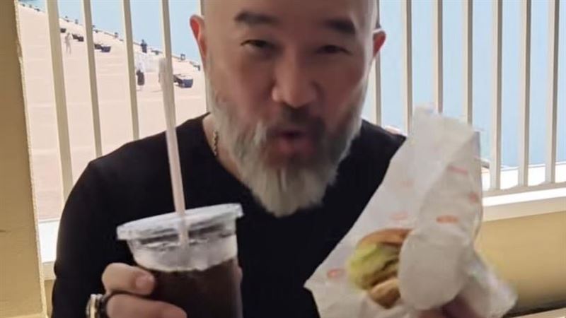 辛龍朝聖佐世保知名漢堡店。(圖/翻攝自辛龍IG)