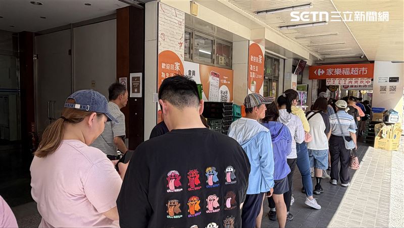 台北犁記買中秋禮盒要排隊1小時起跳。(圖/記者賴俊佑攝影)
