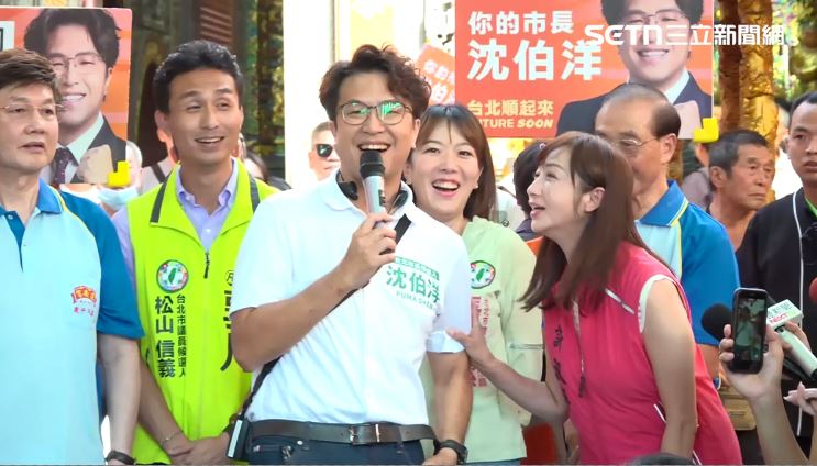 沈伯洋「從小看著許淑華長大」 許淑華多次拍他肩膀,似乎想表達抗議。(圖/翻攝畫面)