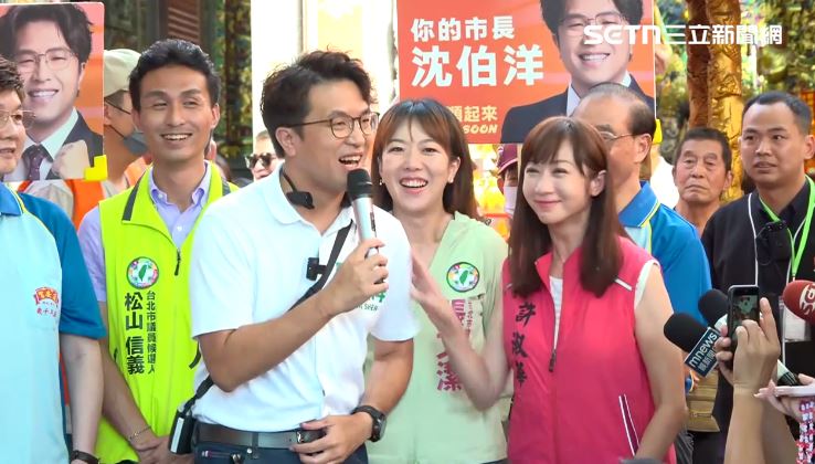 造勢活動外的插曲,沈伯洋說「從小看著許淑華長大」,兩人互動趣味。(圖/翻攝畫面)