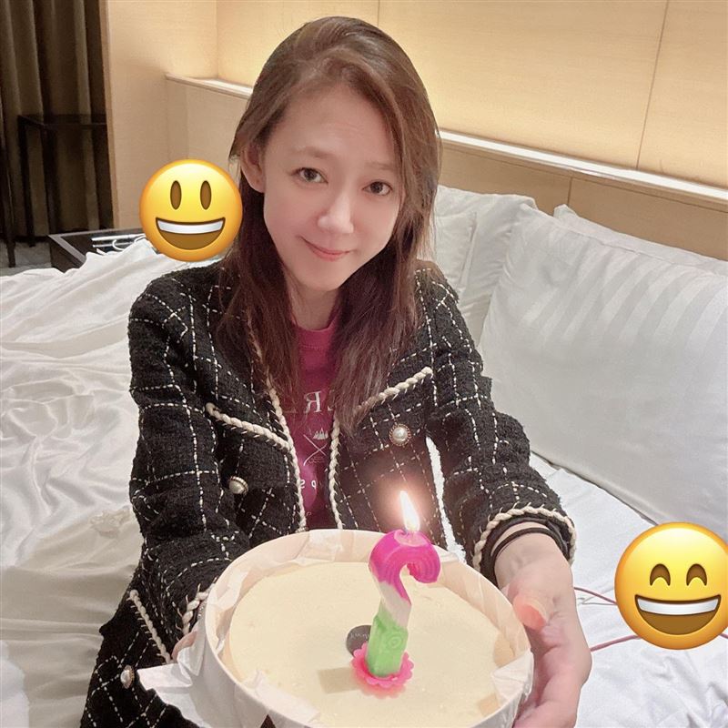 裴琳曬出捧蛋糕慶生照。(圖/翻攝自臉書)