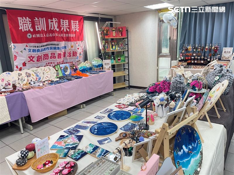 嘉義市身障職訓成果展現創意!手作文創義賣送愛心,所得全數捐贈助弱勢。(圖/翻攝畫面)