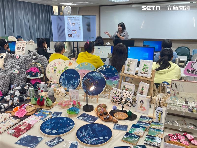 嘉義市身障職訓成果展現創意!手作文創義賣送愛心,所得全數捐贈助弱勢。(圖/翻攝畫面)