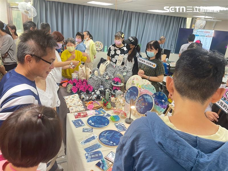 嘉義市身障職訓成果展現創意!手作文創義賣送愛心,所得全數捐贈助弱勢。(圖/翻攝畫面)