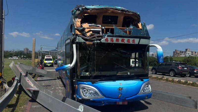 簡姓司機駕駛遊覽車,疑因不熟悉路況,誤駛入限高路段,造成遊覽車車頭上半部「被削掉」,還波及路過的趙姓女騎士。(圖/翻攝畫面)