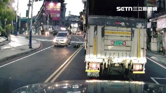 7旬翁開車未禮讓猛撞 行人慘摔倒地送醫
