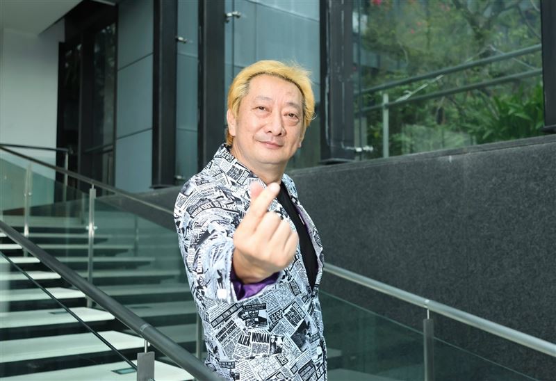 九孔曾在頻道開箱存錢筒,出道多年的他只有12萬多存款。(圖/記者田俊彥攝影)