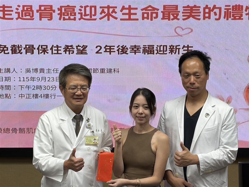 北榮慶祝王小姐重生,與主治醫師吳博貴(右)、副院長曾令民(左)合影。(圖/記者簡浩正攝影)