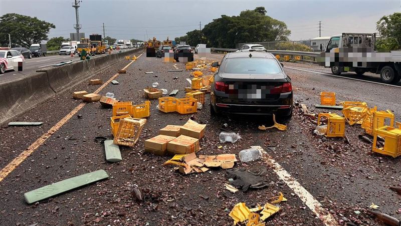 國3新化段驚傳大貨車載運不慎，大量啤酒箱摔碎滿地瞬間成為「啤酒海」。（圖／翻攝畫面）