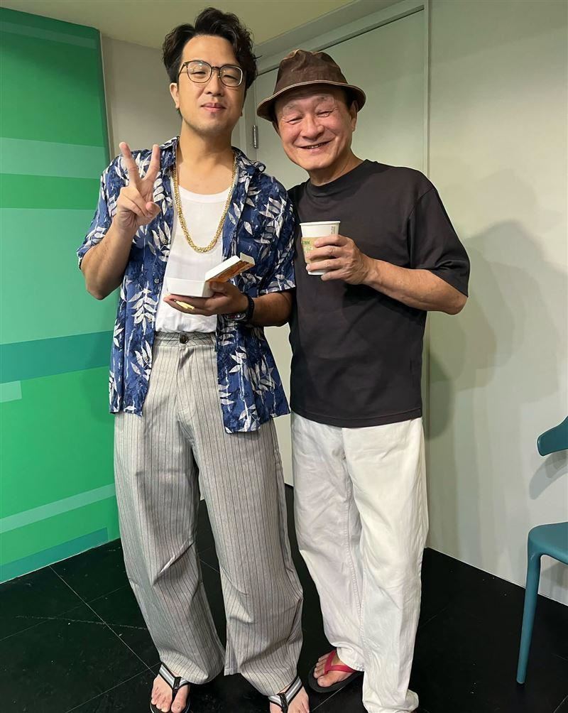 陳慕義在社群曬出與民進黨台北市長參選人沈伯洋的私下合照。(圖/翻攝自臉書)