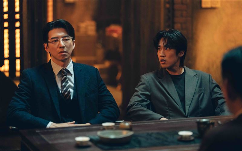 傅孟柏與婁峻碩在《黑白清道夫》結局中迎來大反轉。(圖/Netflix提供)