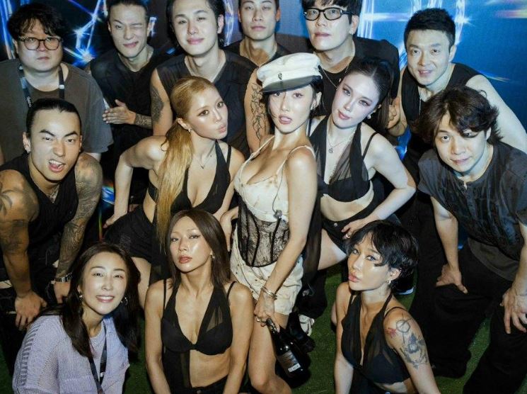 華莎近日登上世界級音樂節「Rock in Rio 2026」主舞台,並以韓國K-POP個人女歌手身分登場。(圖/翻攝自IG @_mariahwasa)