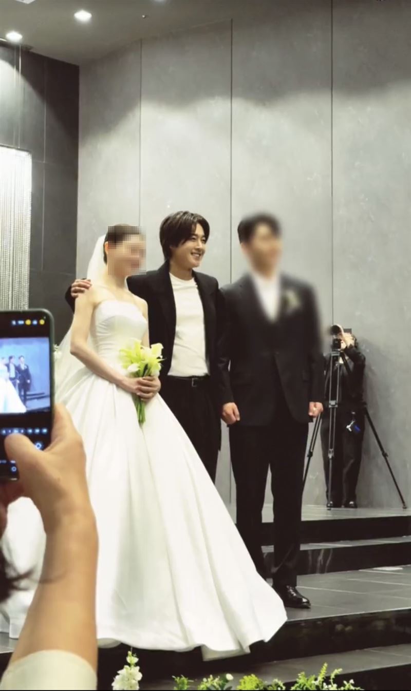 金賢重驚喜現身一名粉絲的婚禮現場。（圖／翻攝自微博）