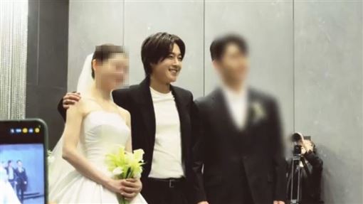 金賢重驚喜現身粉絲婚禮　兌現8年前承諾