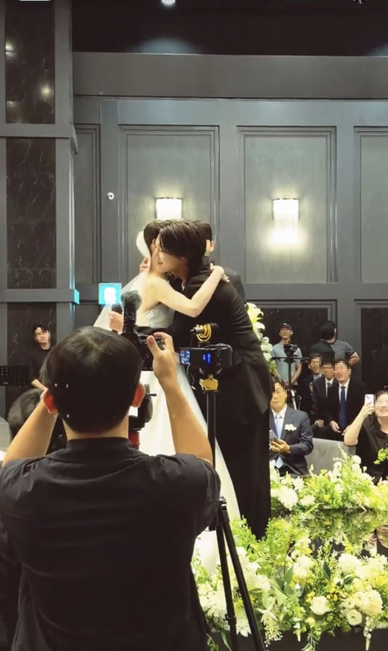 金賢重在禮貌徵得新郎同意後，給予了新娘一個溫暖的擁抱。（圖／翻攝自微博）