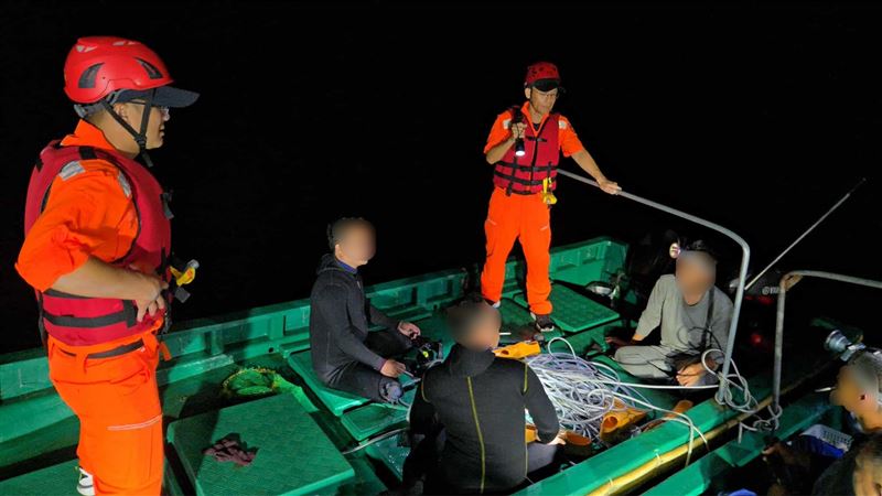 海巡署「強勢扣留」中國越界採捕漁船。(圖/翻攝畫面)