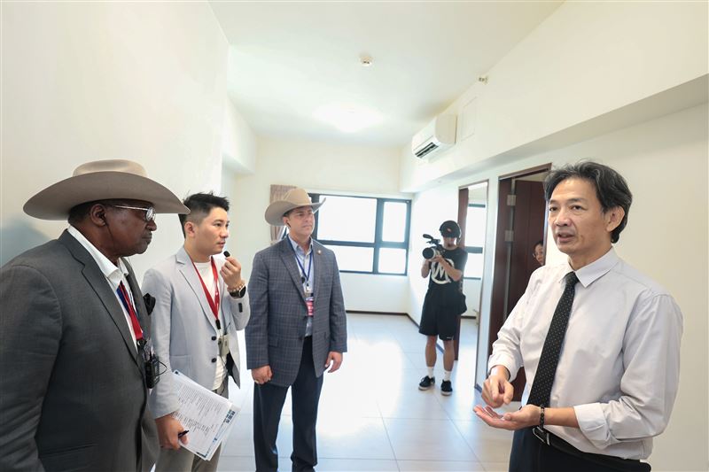 美國德州嘉倫市及日本千葉縣訪團22日前往桃園市「中路3號社會住宅」參訪。(圖/桃園市政府提供)