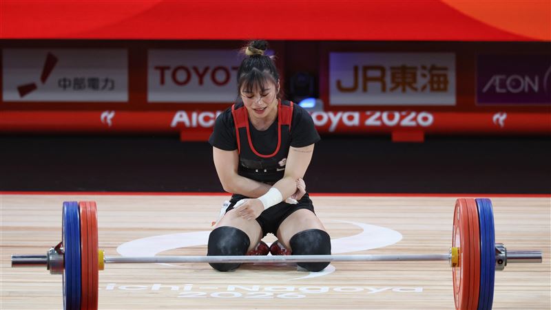 台灣舉重女將方莞靈23日在愛知名古屋亞運女子49公斤級賽事,因受傷影響表現,最終以抓舉82公斤、挺舉100公斤、總和182公斤,以第4名完成比賽。(圖/中華奧會提供)