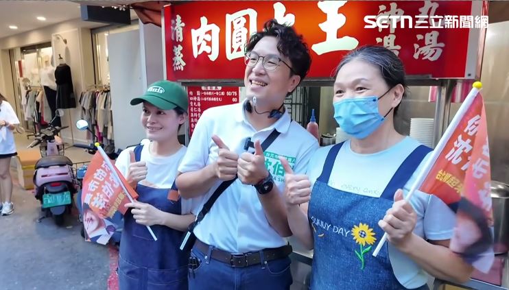 沈伯洋五分埔掃街受店家與民眾歡迎。(圖/翻攝畫面)