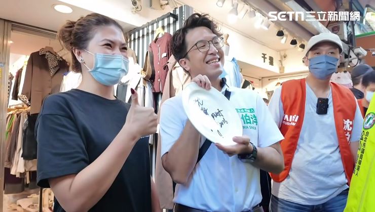 沈伯洋五分埔掃街受店家與民眾歡迎。(圖/翻攝畫面)