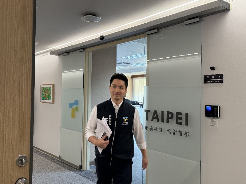 金華國中食安問題針對台北市金華國中傳出食安問題，台北市長蔣萬安（圖）23日下午在市府主持道路交通安全會報前被媒體堵訪時表示，教育局會對外說明