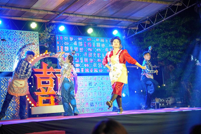 羅美玲在舞台劇《一村喜事:光陰的故事》中飾演丈母娘。(圖/金星文創提供)