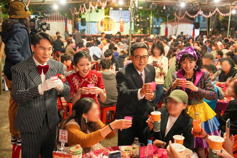 王偉忠監製的沉浸式辦桌舞台劇已演出四年。(圖/金星文創提供)