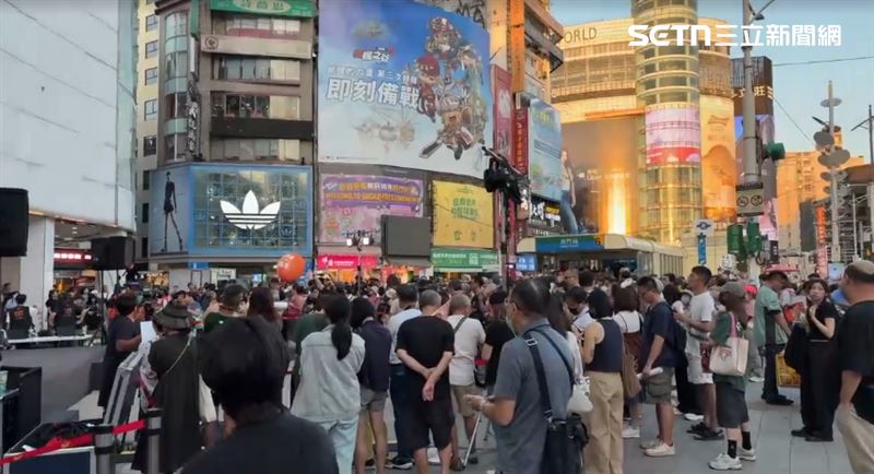 沈伯洋第二場肥皂箱西門町開講,主角還沒到,現場已經擠爆。(圖/翻攝畫面)