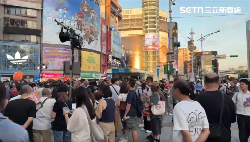 沈伯洋第二場肥皂箱西門町開講,主角還沒到,現場已經擠爆。(圖/翻攝畫面)