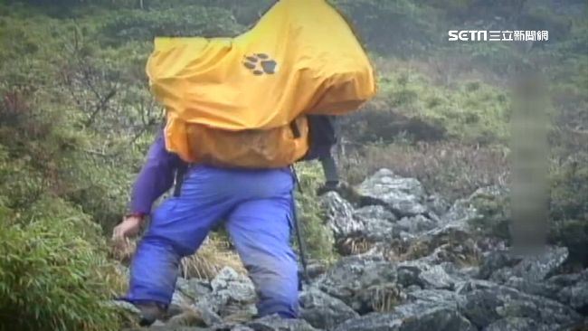 浙江寧波一名57歲男子登山時想換條路下山,走到陌生山區迷路,情急下竟拿AI當「登山嚮導」,沒想到照著建議一路爬,反而越走越偏,最後體力耗盡,只能報警求救。(示意圖/資料照)