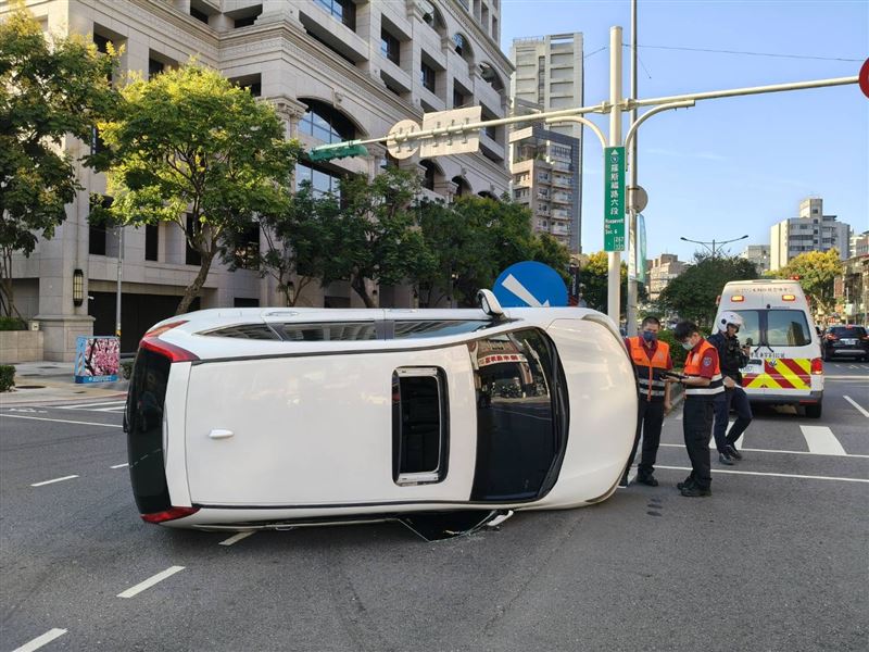 台北市文山區羅斯福路六段、溪口街口今(23日)下午發生一起車禍事件。(圖/翻攝畫面)