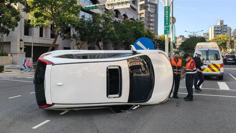 北市羅斯福路7旬翁自撞!90度翻車躺馬路