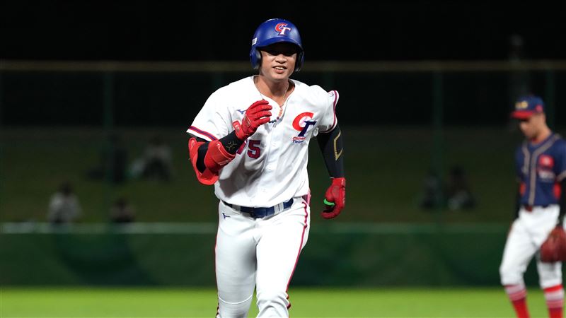 愛知-名古屋亞運棒球項目,台灣隊左外野手陳孝允炸裂陽春砲。(圖/中華奧會提供)