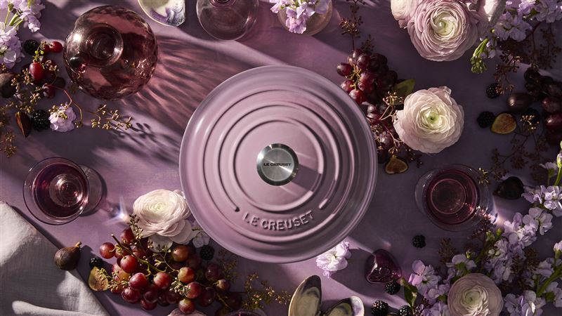 LE CREUSET「錦葵紫」綻放浪漫法式美學。（圖／品牌業者提供）