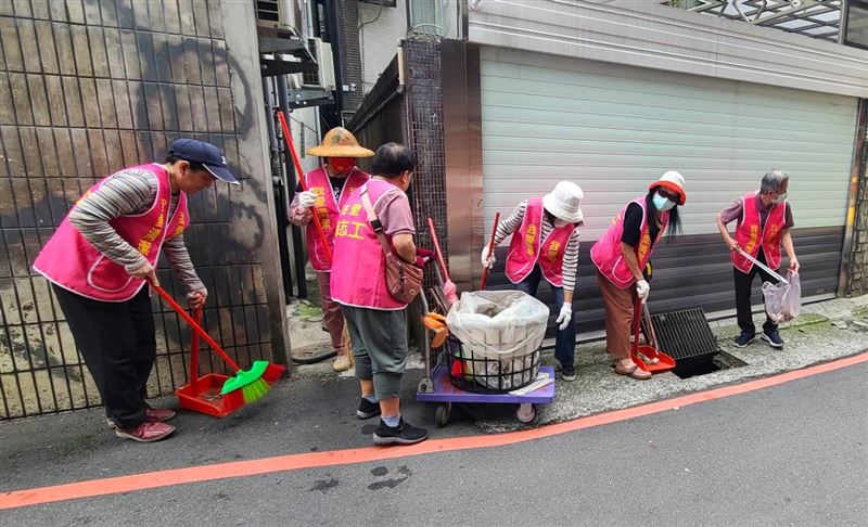 「乾淨城市 美好日常」-里環境認證累計826個績優里,環保志工共同投入環境清潔。(圖/新北市政府提供)