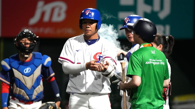 台灣隊一壘手黃韋盛挨觸身球。(圖/中華奧會提供)