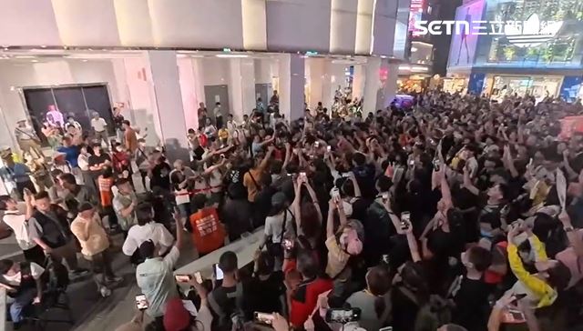 沈伯洋抵達舞台開講,現場人潮曝光。(圖/翻攝畫面)