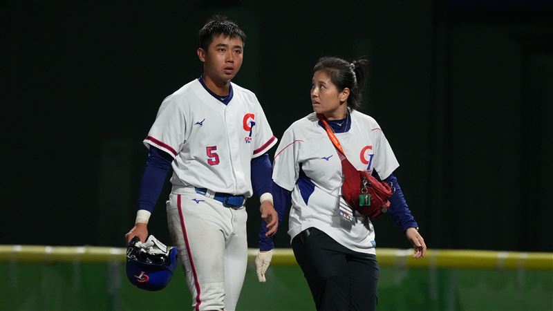 愛知-名古屋亞運棒球項目,台灣隊二壘手李亦崴挨頭部觸身球。(圖/中華奧會提供)
